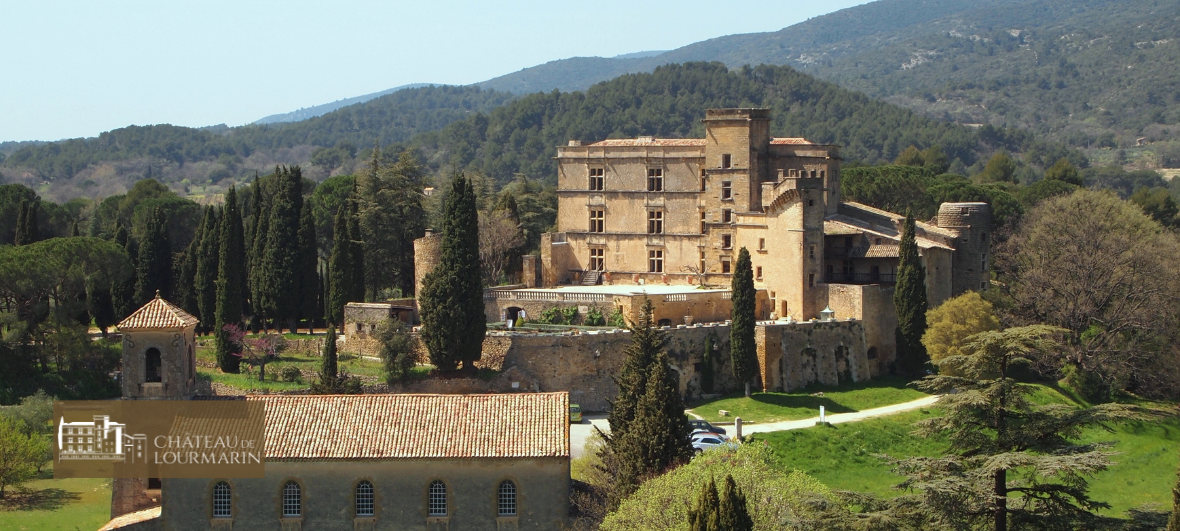 Vue aérienne du Château de Lourmarin 