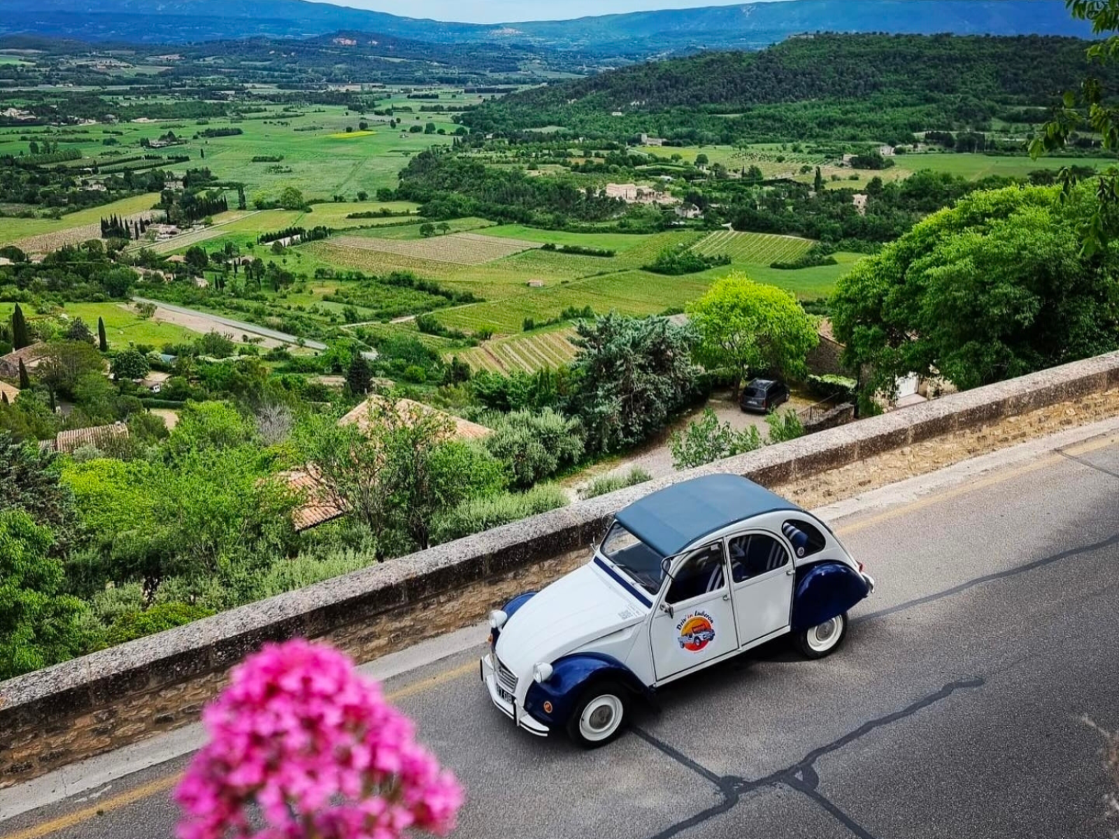 Louer une voiture ancienne à la journée proche de Gordes Coustellet, Luberon Driv'in Luberon Panasport