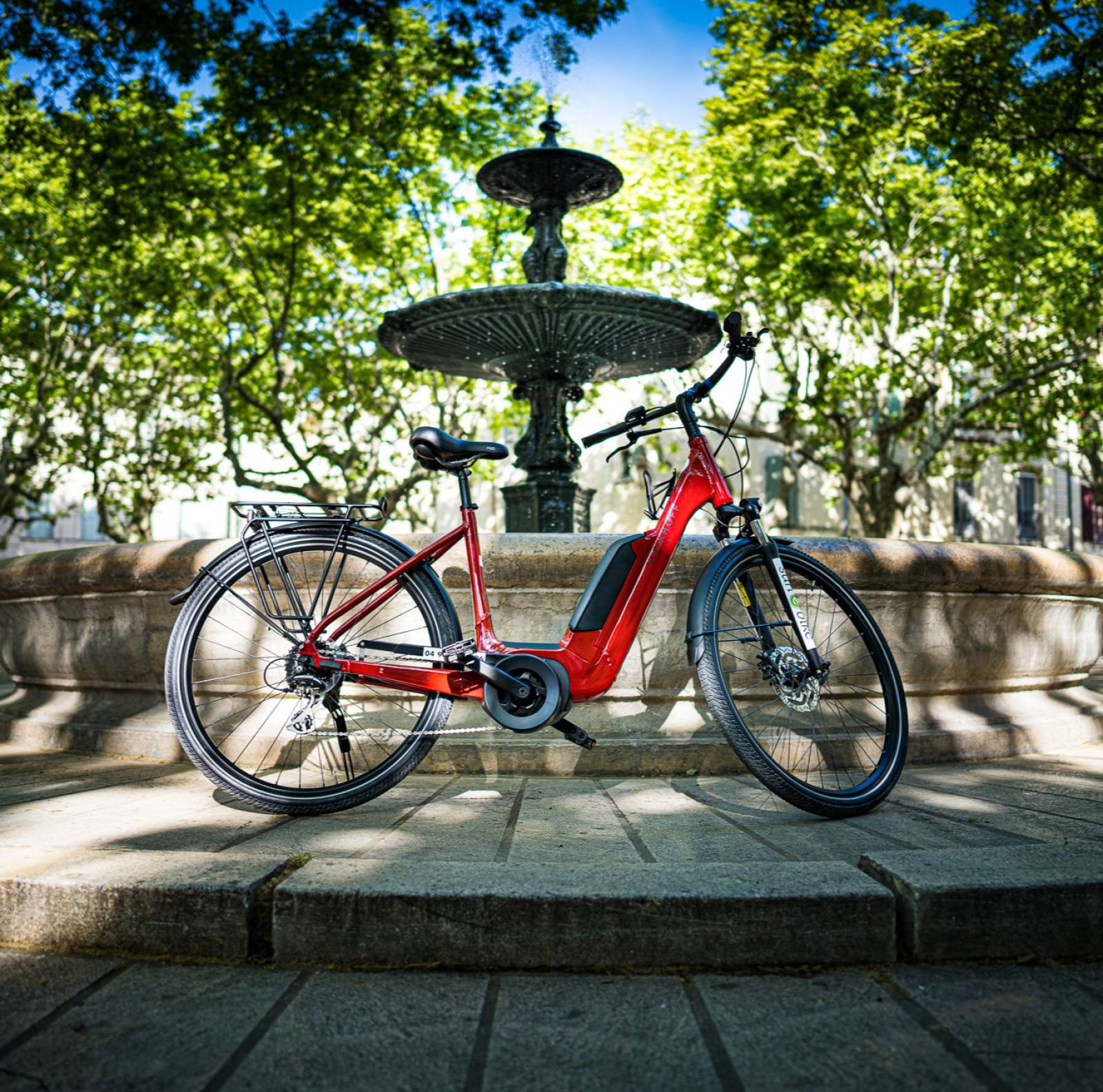 Vélo electrique devant une fontaine dans le Luberon 