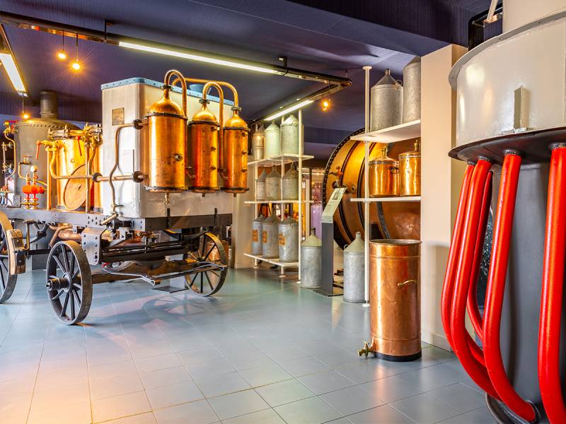 Salle d'exposition du musée avec alambic à alcool