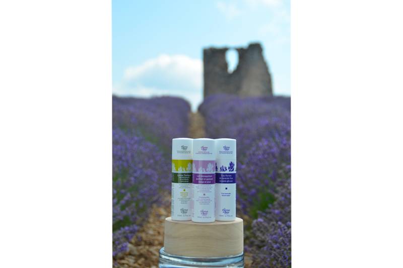 Flacons d'eau florale, émquillant et lotion tonique dans champs de lavande et moulin 