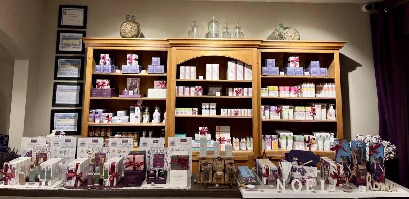 Etagere avec les parfums, cosmétiques bio et huile essentielle de lavande fine du Château du Bois