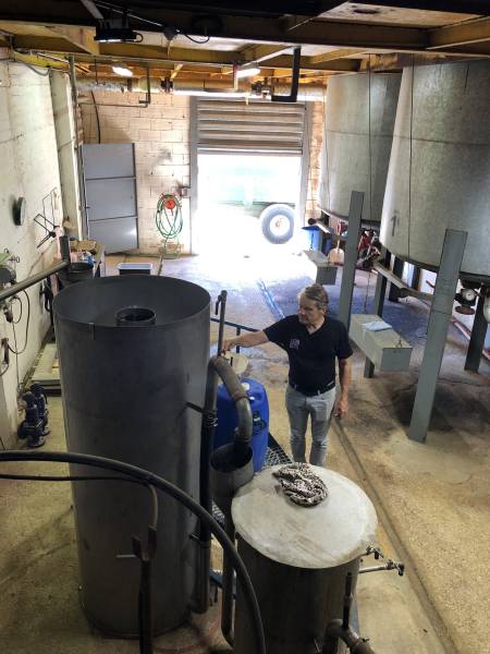 Essencier ou trieur d'essence au domaine Château du Bois avec Jack Lincelé, Maitre distillateur