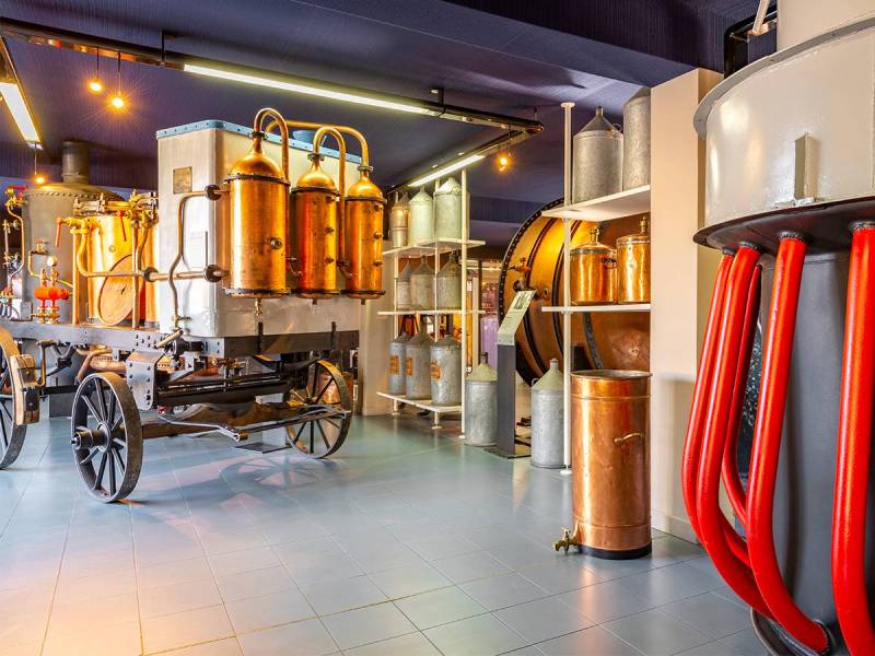 Collection de 350 pîèces de collection, alambics et curiosités au musée de la lavande Luberon 