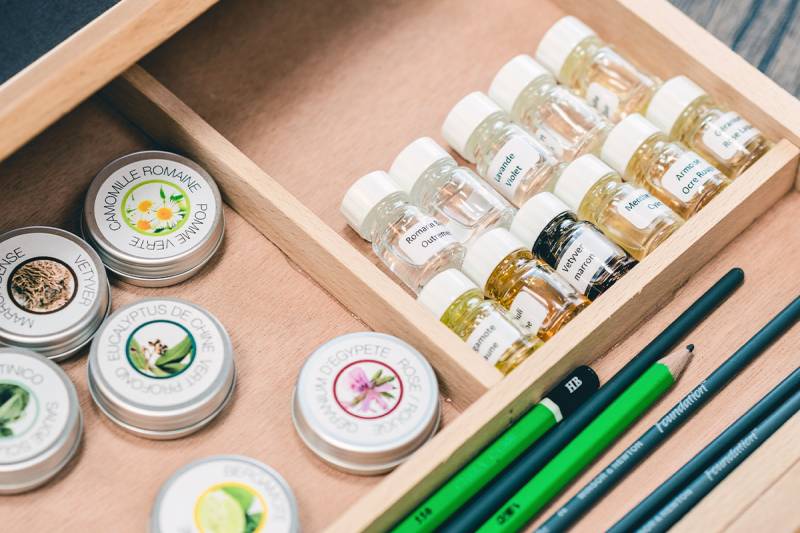 Boite avec peinture aquarelle et crayons