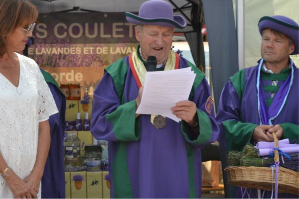 Membres de la commanderie de la lavande de Haute-Provence à Apt lors d'un rassemblement