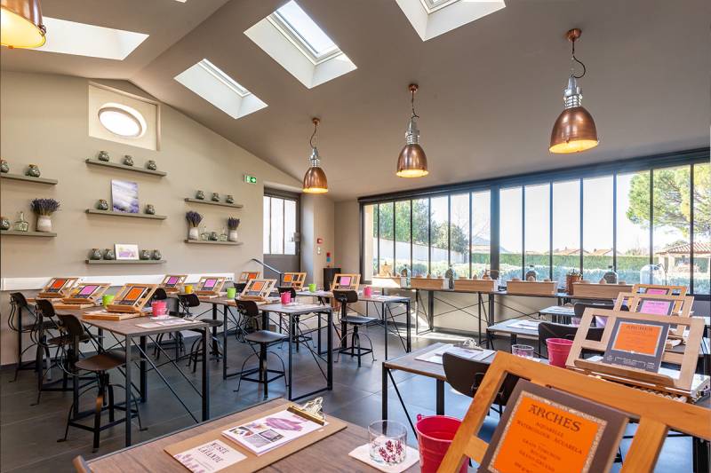 Salle d'atelier pédagogique avec matériel pour aquarelle parfumée