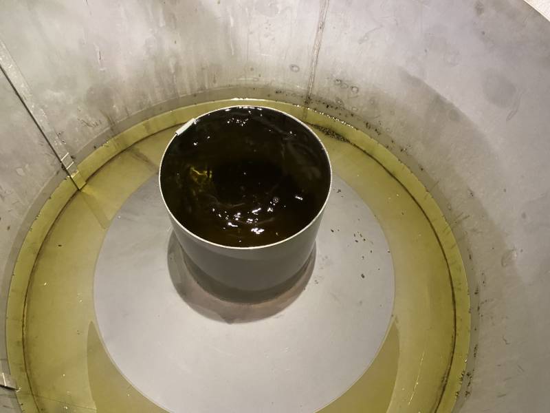 Huile essentielle de lavande fine AOP dan l'essencier à la sortie de l'alambic au domaine Château du Bois