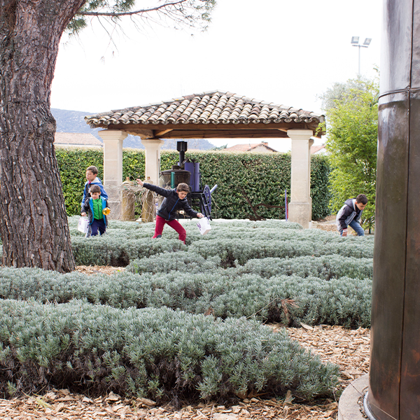 Chasse aux oeufs de paques dans le jardin du musée 