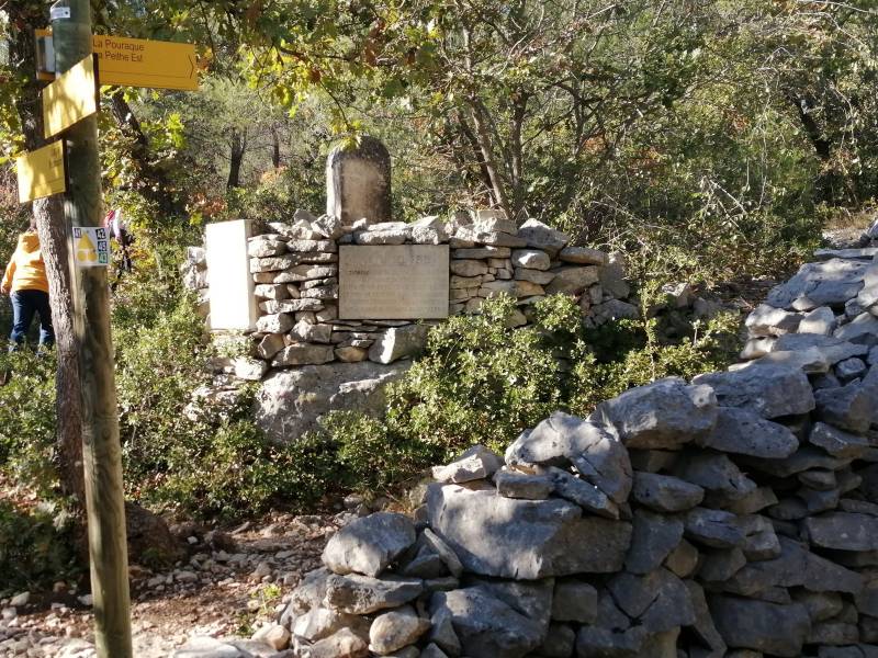 Balade insolite dans le Luberon proche du musée de la lavande