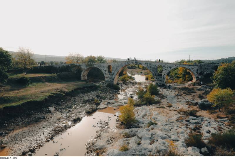 Pont Julien à Bonnieux avec lumière de fin de journée 